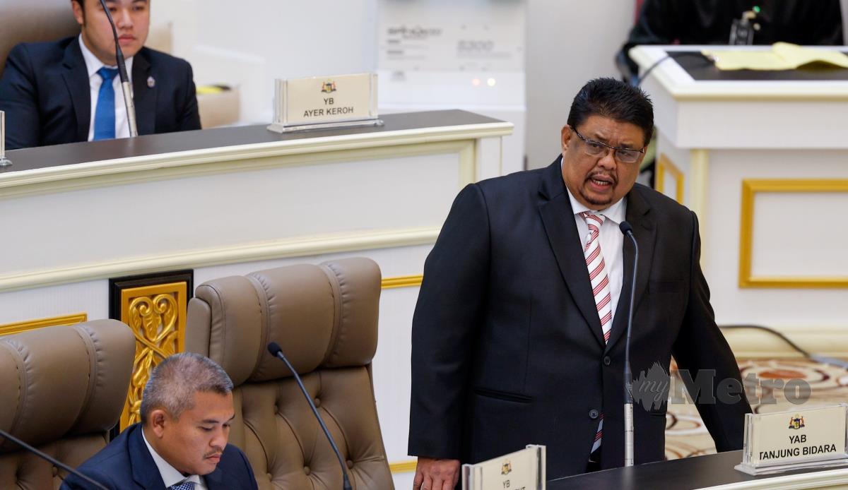 Ketua Menteri Melaka Datuk Seri Ab Rauf Yusoh menjawab soalan pada Persidangan Ketiga (Bajet), Penggal Kedua Dewan Undangan Negeri (DUN) Negeri Melaka Yang Ke-15 di Kompleks Seri Negeri dekat Ayer Keroh. FOTO BERNAMA