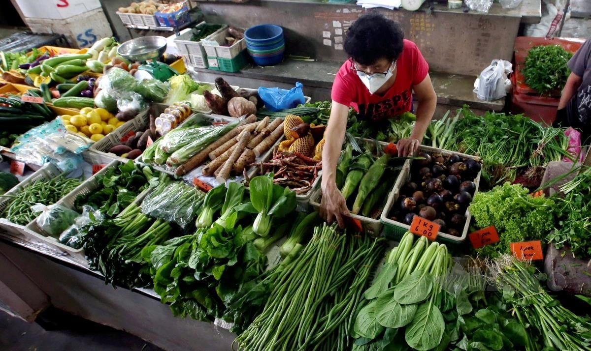 Tinjauan jualan sayur-sayuran di Pasar Awam Taman Chai Leng di Butterworth, berikutan harga sayur-sayuran dilapor meningkat kebelakangan ini. FOTO DANIAL SAAD