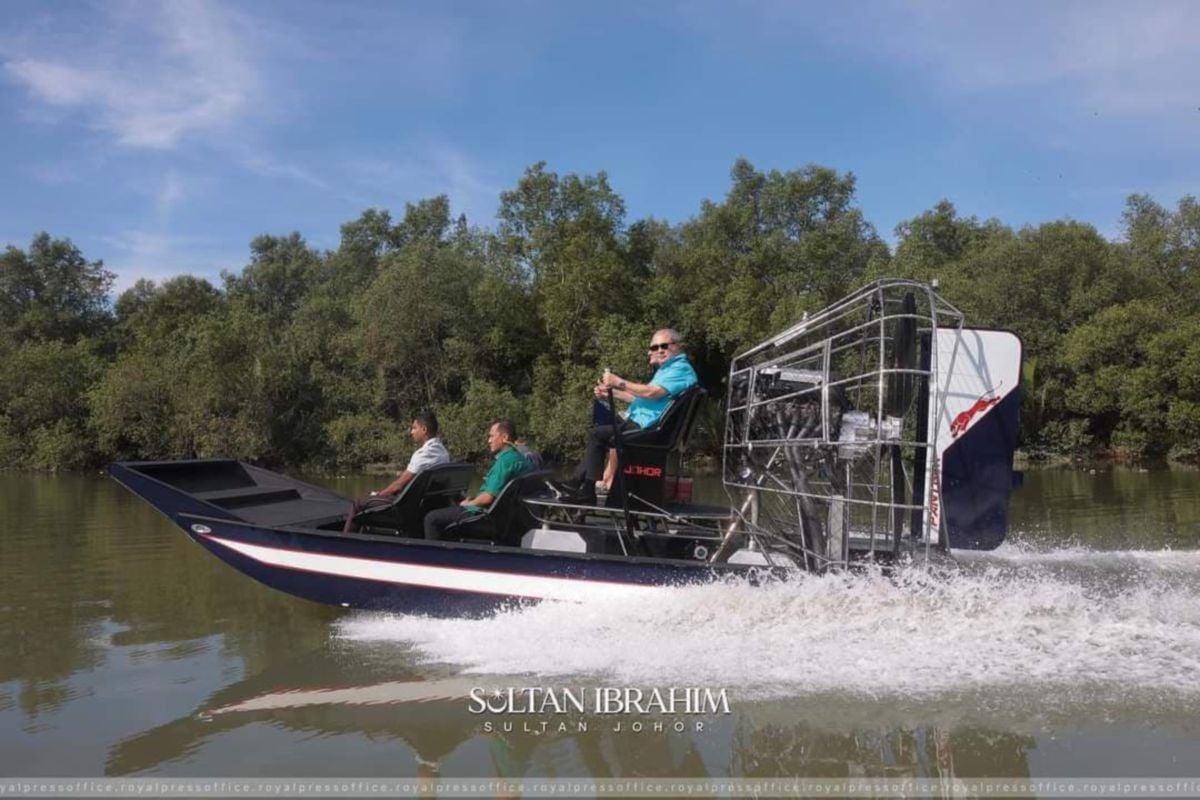 Sultan Johor mengemudi sendiri 'Air Boat' milik baginda hampir sejam bermula jam 9 pagi tadi, dengan menyusuri Sungai Danga bagi melihat kebersihan sungai serta kawasan persekitaraan. FOTO IHSAN FB SULTAN IBRAHIM SULTAN ISKANDAR