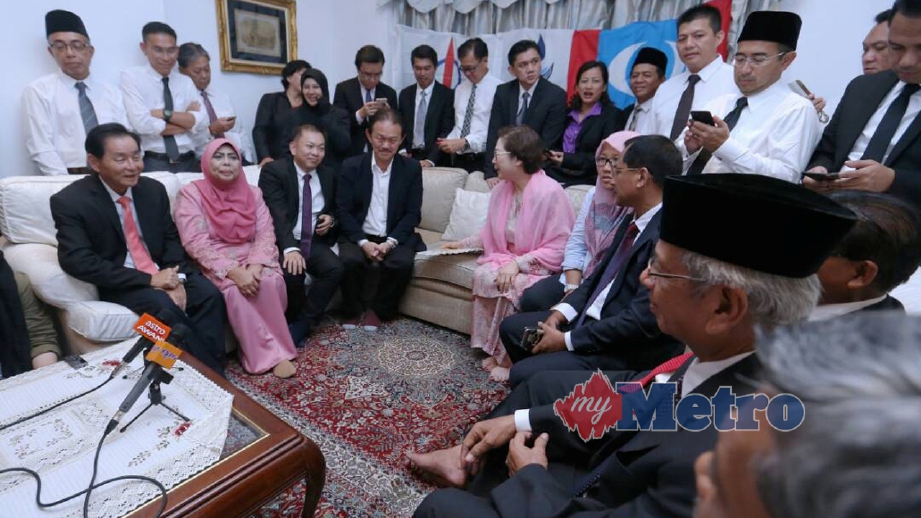 ADUN Pakatan Harapan Sabah bersedia menunggu Shafie Apdal tiba untuk mengadakan perbincangan tertutup. FOTO Khairull Azry Bidin