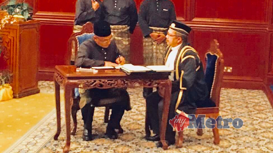ADLY menandatangani surat pelantikan jawatan Ketua Menteri Melaka yang ke-11. FOTO Khairunisah Lokman