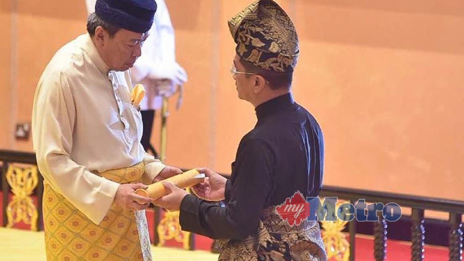 SULTAN Sharafuddin berkenan menyampaikan pelantikan Menteri Besar Selangor kepda Mohamed Azmin. FOTO Muhammad Sulaiman