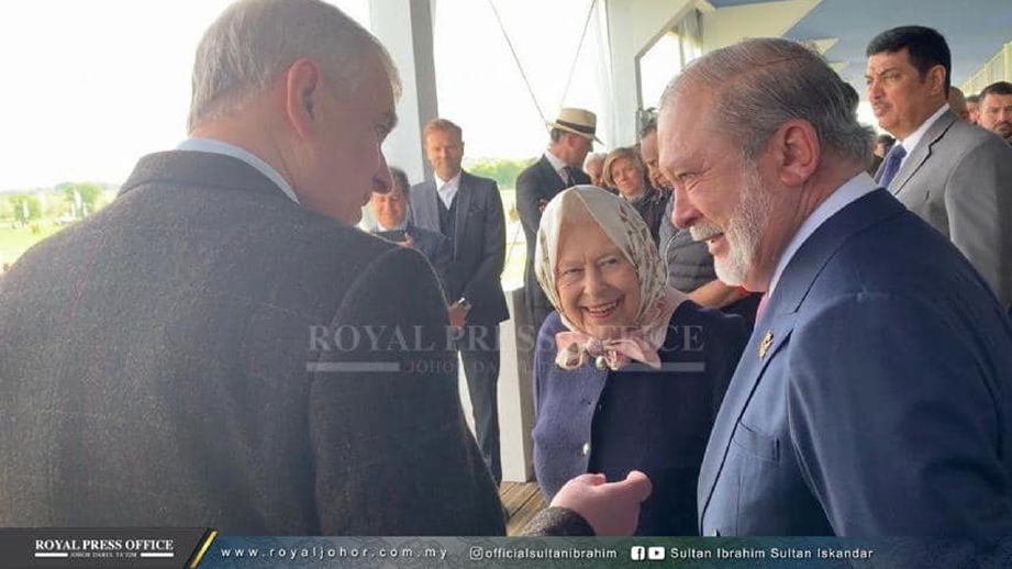 SULTAN Johor berkenan meluangkan masa berbual bersama Ratu Elizabeth II (tengah) dan Putera Andrew (kiri). FOTO Royal Press Office