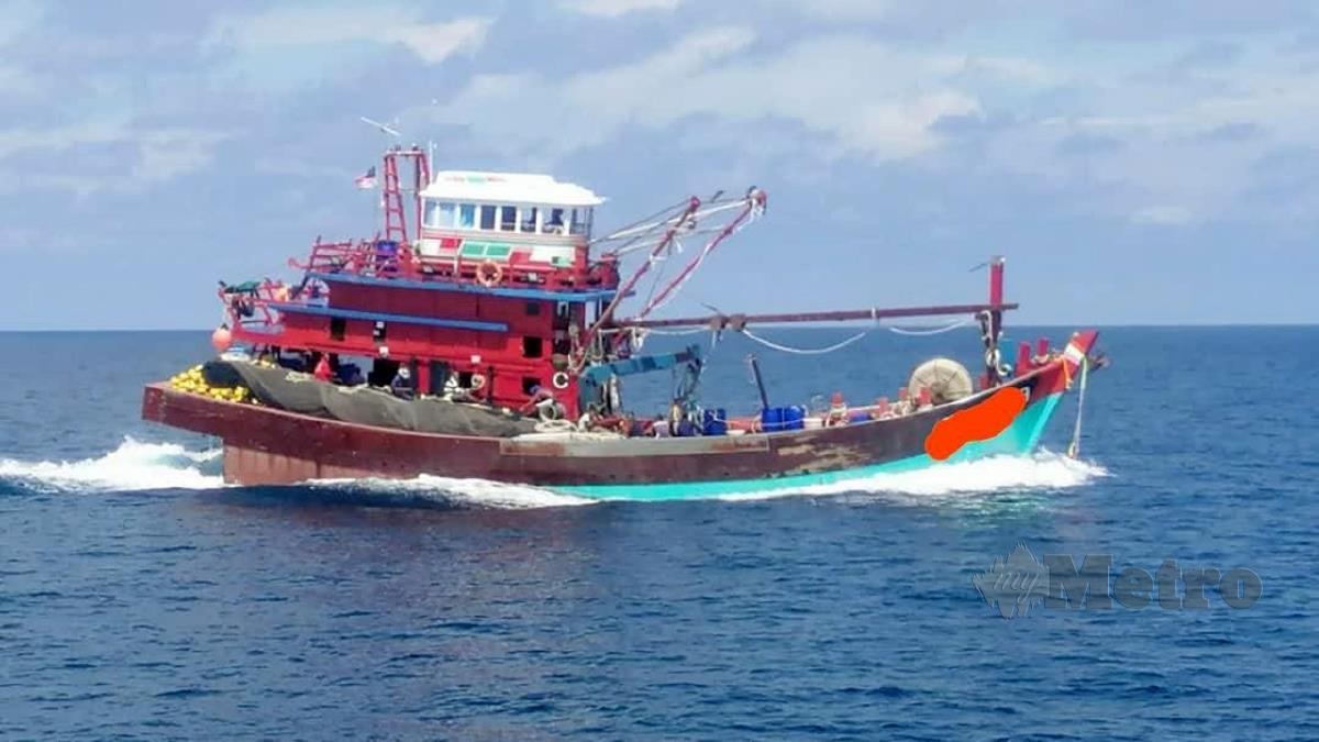 BOT nelayan tempatan bersama empat nelayan warga Thailand ditahan di perairan Pulau Segantang. FOTO ihsan Polis Marin