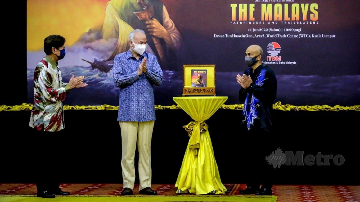 SULTAN Nazrin berkenan untuk melancarkan buku The Malays: Pathfinders and Trailbalzers diiringi Ramli (kiri) dan Sakri (kanan). FOTO Asyraf Hamzah