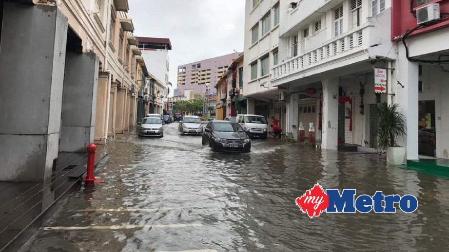 KEADAAN kawasan bandar Melaka yang dinaiki air selepas hujan lebat di Jalan Masjid Kampung Hulu. FOTO Rasul Azli Samad