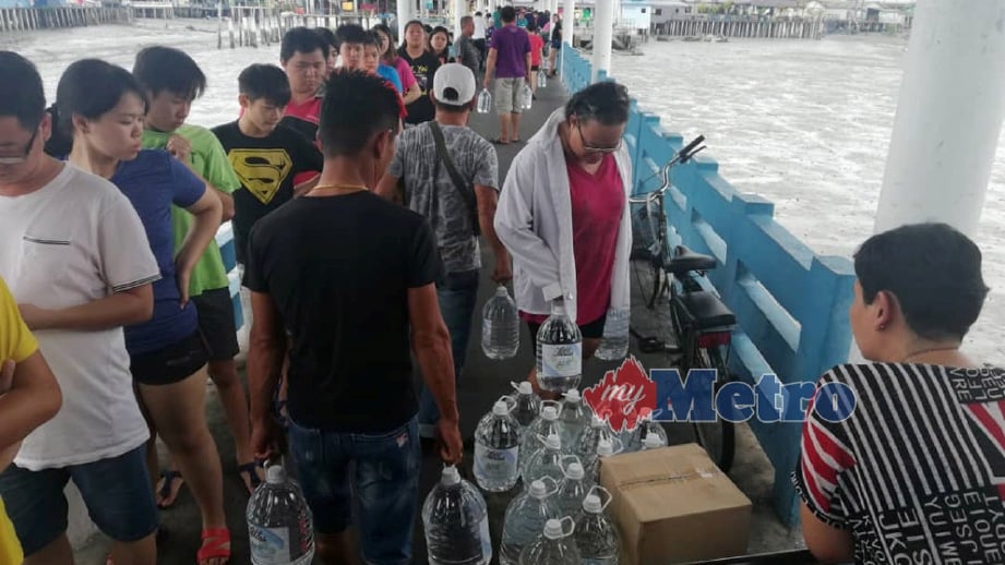 SYABAS menghantar bekalan air bantuan kecemasan kepada penduduk di Pulau Ketam, Bagan Teochew dan Sungai Lima. FOTO Faliq Lajim