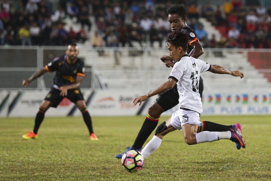 PEMAIN tengah Terengganu, Mohd Faiz Nasir (kanan) merembat gol dihadapan pintu gol Sarawak. -FOTO/GHAZALI KORI 