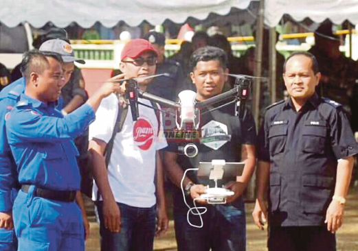 PASUKAN   JPAM    menggunakan dron   untuk mencari bangkai helikopter yang masih belum ditemui di Sungai Batang Lupar.