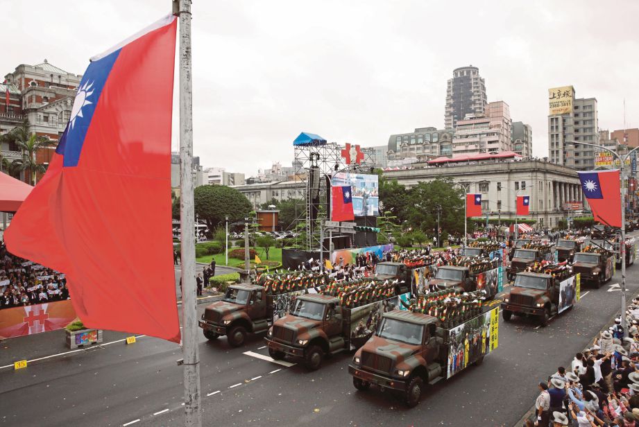 TENTERA Taiwan mengambil bahagian dalam sambutan Hari Kebangsaan di Taipei, semalam. - Reuters 
