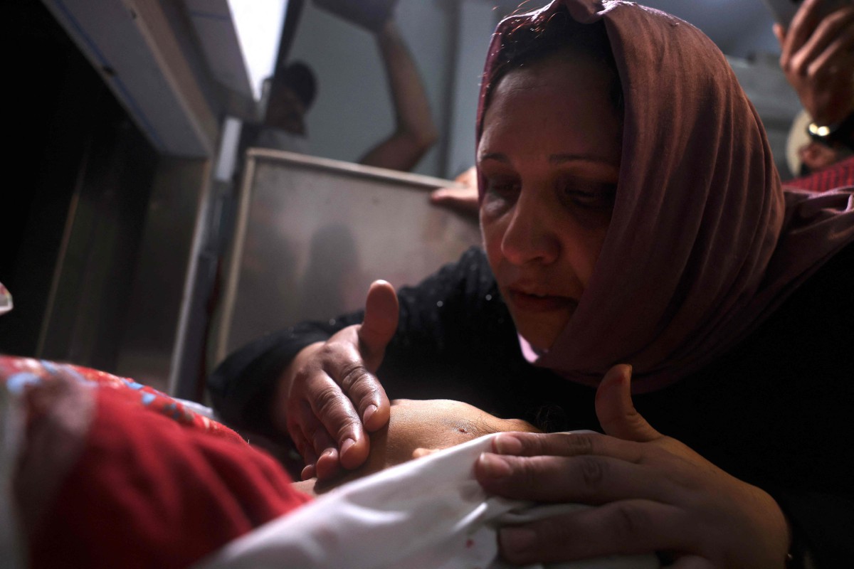 WANITA meratapi kematian anaknya di sebuah hospital di Gaza. FOTO AFP 