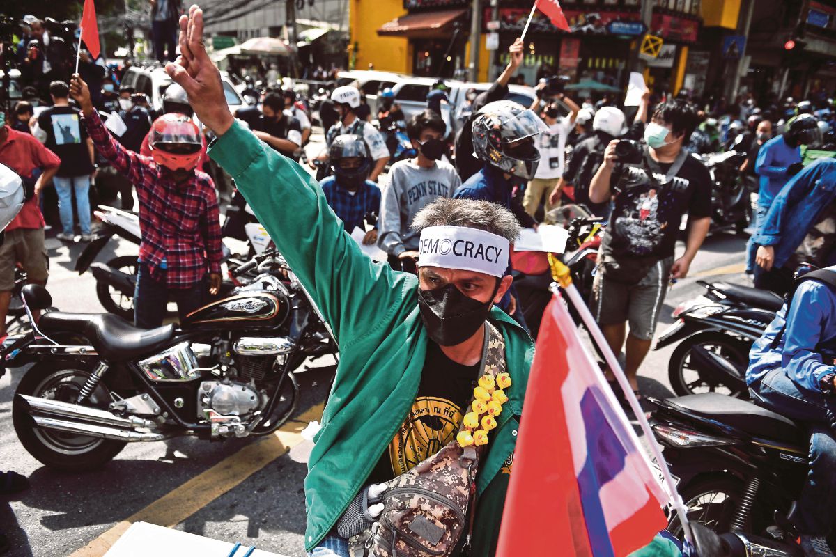 PENUNJUK perasaan prodemokrasi di Bangkok. FOTO AFP 