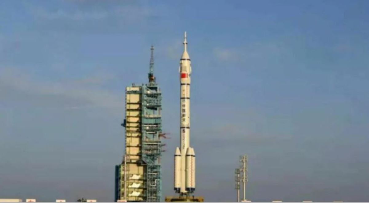 KAPAL angkasa Shenzhou-12 akan dilancar dengan roket Long March-2F Y12. FOTO CNSA