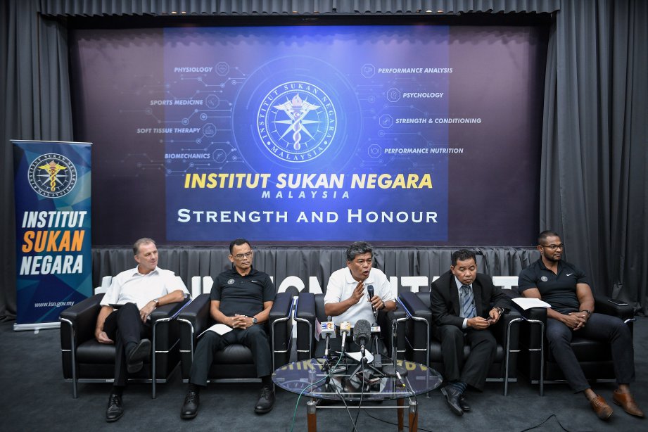 PENGERUSI Institut Sukan Negara (ISN) Datuk Seri Abdul Azim Mohd Zabidi (tengah) menjawab soalan ketika sidang media selepas Pengarah Program Podium, Tim Newenham (kiri) mengumumkan senarai atlet yang menyertai Program Podium di ISN Bukit Jalil hari ini.