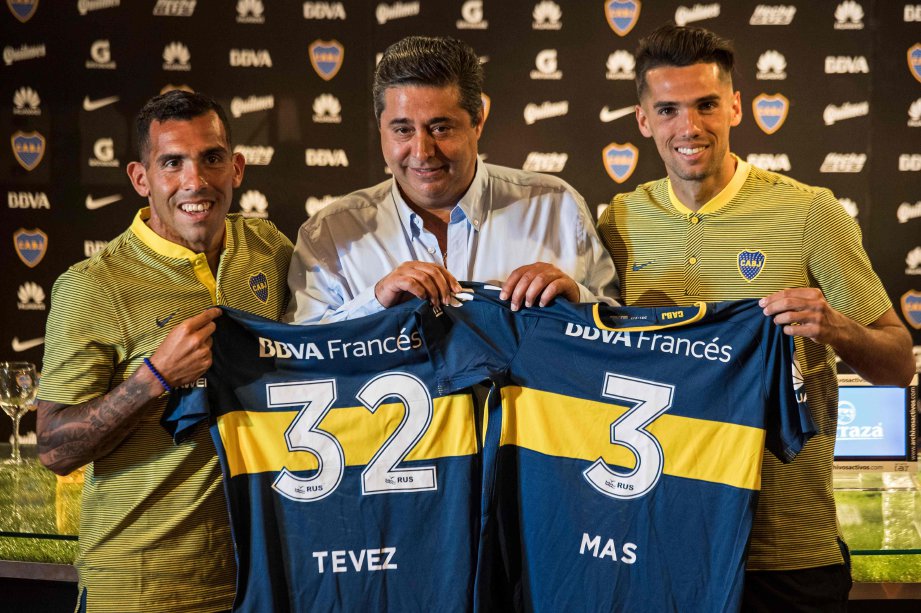 TEVEZ (kiri) kini bersama Boca Juniors selepas tinggalkan Shanghai Shenhua. FOTO/AFP 