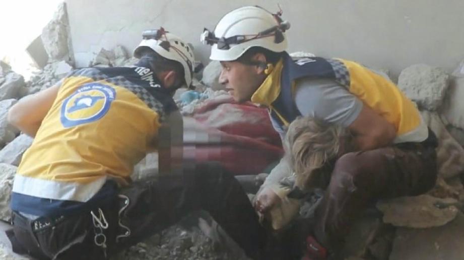 SUKARELAWAN Syria atau ‘White Helmets’ cuba menyelamatkan Khaled selepas runtuhan di bilik tidurnya.