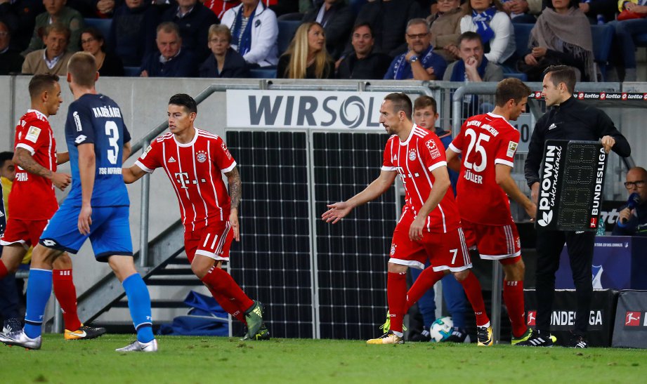 RIBERY (tiga dari kanan) menggantikan Muller selepas Bayern ketinggalan 0-1.  
