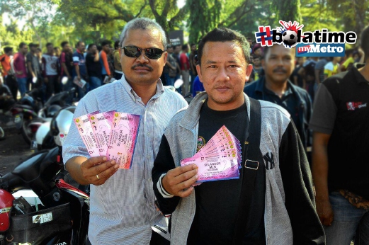Muhammad Rizam Saad menunjukkan tiket dibelinya bersama rakannya Arim Abdul Rahim, 42. FOTO Muhaamad Hafis Nawawi
