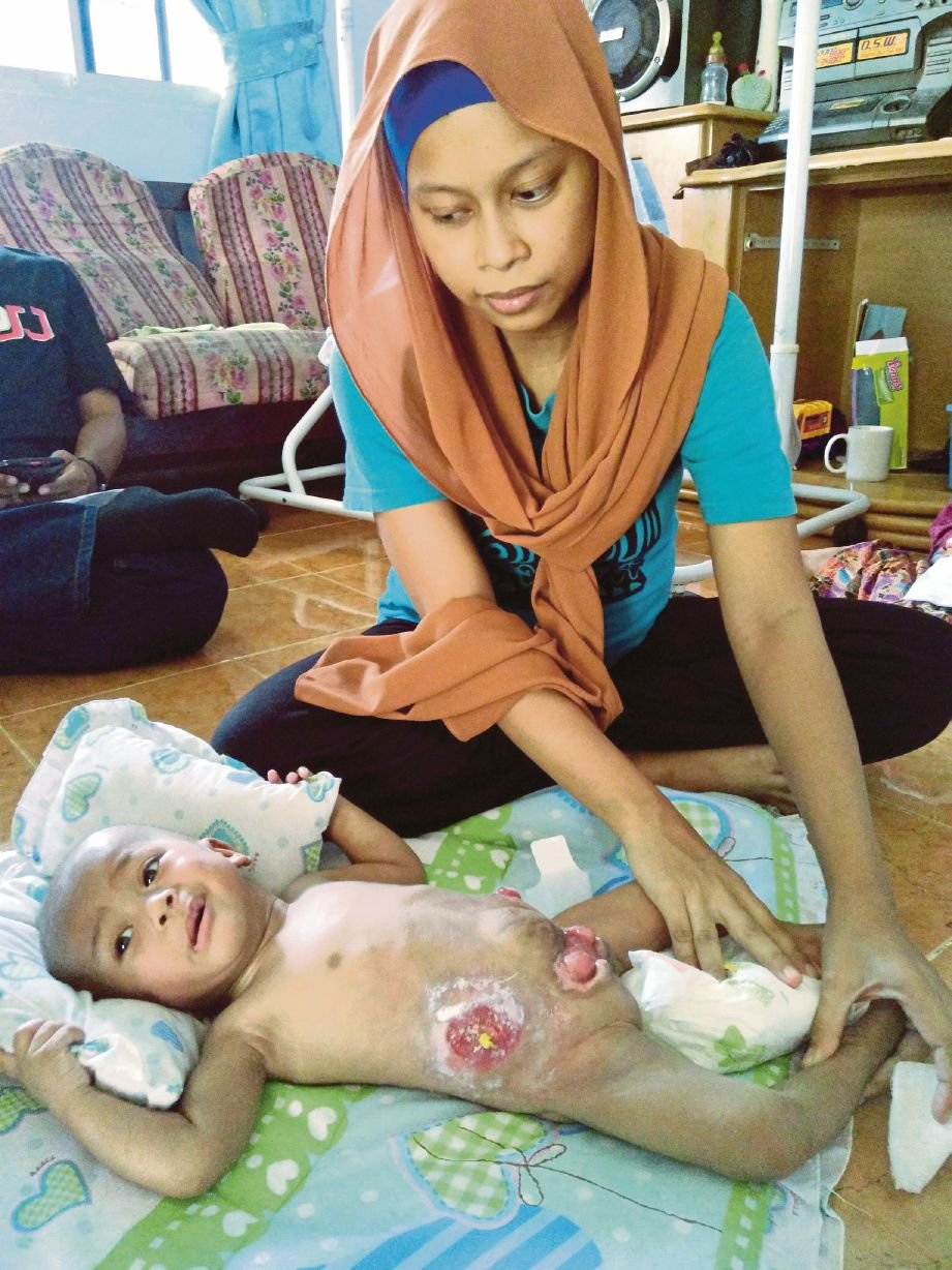 NURUL Syahfika memberi sepenuh perhatian kepada anaknya, Mohd Rafa di rumah.