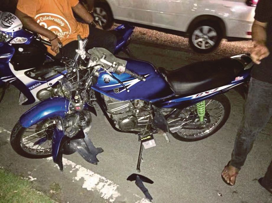 KEADAAN motosikal Shamsuri yang merempuh kereta  membelok menuju stesen minyak.
