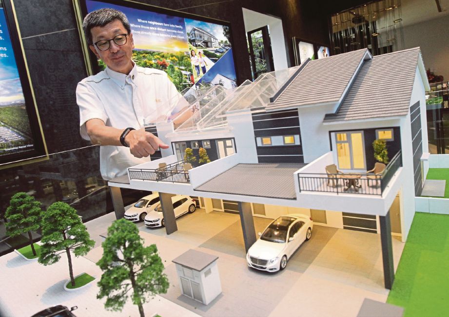 LIM menunjukkan model rumah teres dua tingkat pada Majlis Pelancaran  LBS Alam Perdana di Kuala Selangor.
