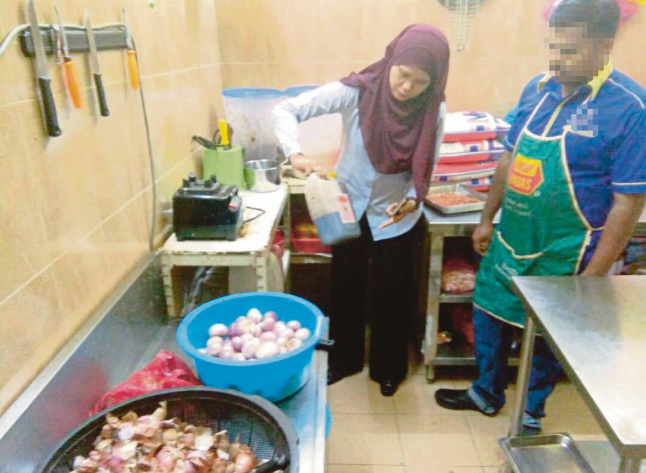 KETUA Bahagian Inspektorat Kesihatan Persekitaran MBAS, Narissa Mohd Hashim memeriksa barangan yang disediakan di bahagian dapur  restoran di Jalan Lencong Barat.