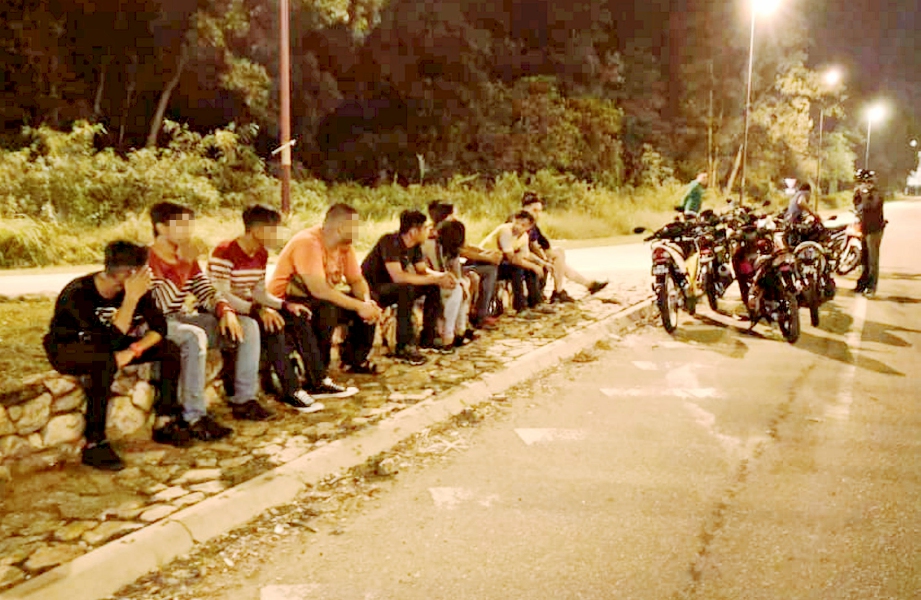 SEBAHAGIAN penunggang motosikal yang ditahan dalam  operasi polis trafik di Jalan Kuantan-Pintasan Pelabuhan, semalam.