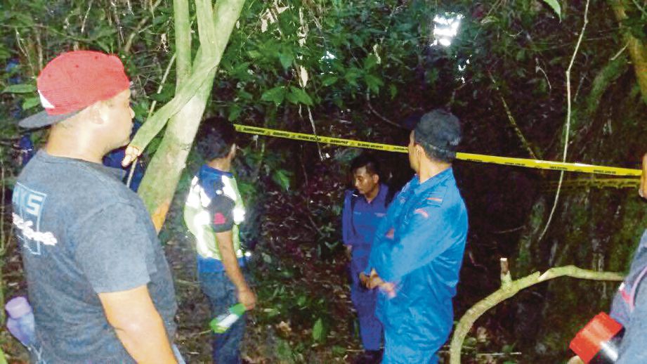Pasukan mencari dan menyelamat mengawasi kawasan penemuan rangka tulang di Hutan Pos Pulat, Gua Musang. 