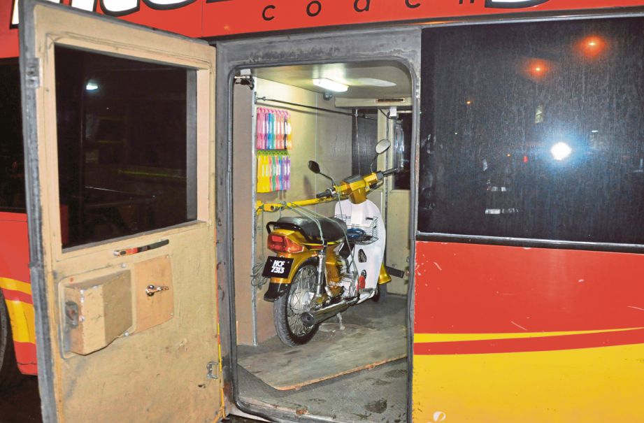 SEBUAH motosikal yang ditemui dalam bas persiaran dua tingkat dipercayai diubah suai ketika Operasi Bersepadu Lebuhraya Zon Utara, semalam.