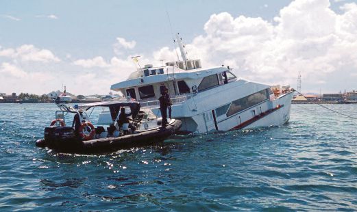 FERI penumpang yang berlanggar dengan tongkang dipantau Pasukan Agensi Penguatkuasa Maritim Malaysia di perairan Semporna.