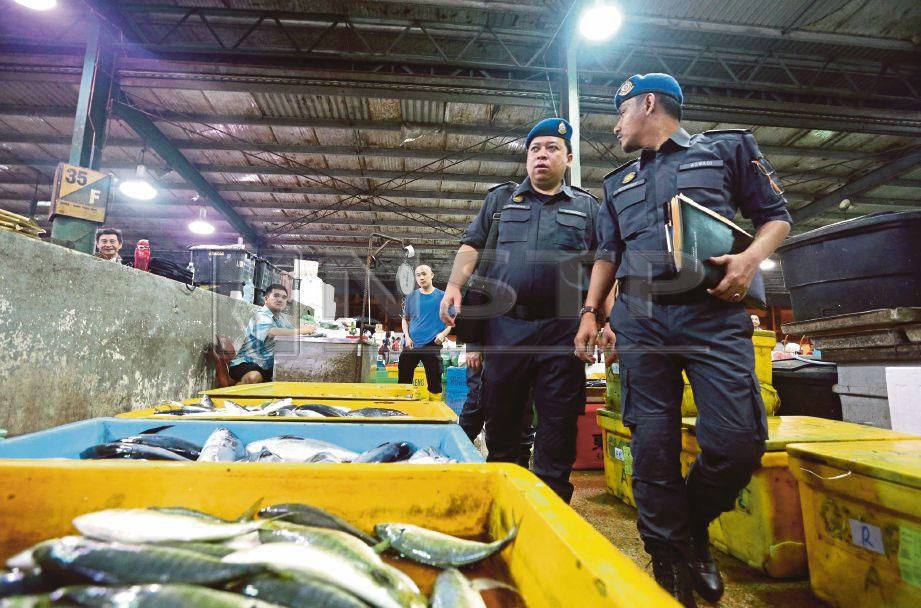  ANGGOTA KPDNHEP seawal pagi memeriksa harga jualan barang mentah di Pasar Borong Selayang. -Foto NSTP