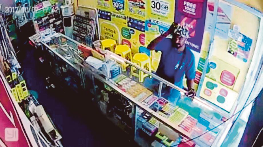 RAKAMAN CCTV sewaktu dua lelaki cuba samun kedai telefon.