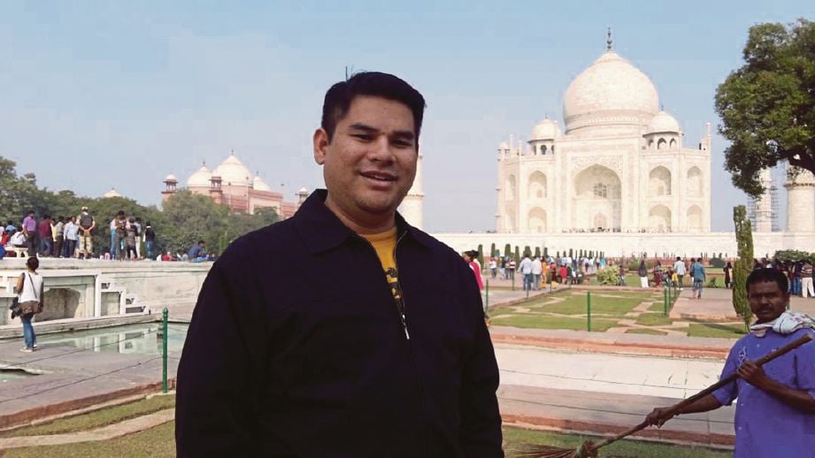 DR Nurkhamimi bergambar berlatarbelakangkan Taj Mahal yang menjadi satu daripada tujuh benda ajaib di dunia.