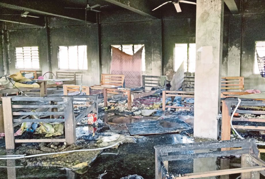  Keadaan asrama Maahad Al-Fathoni yang terbakar. 