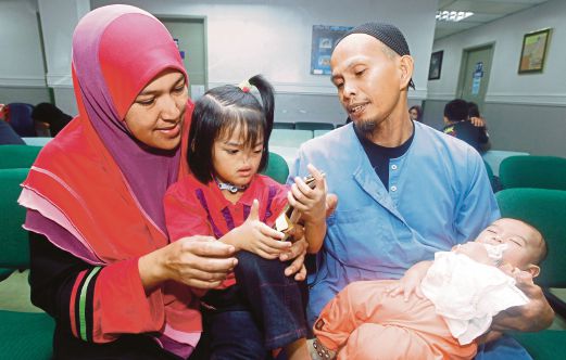 MOHD Zaini dan isteri bersama anak mereka bertemu pasukan pakar bedah di PPUM. 
