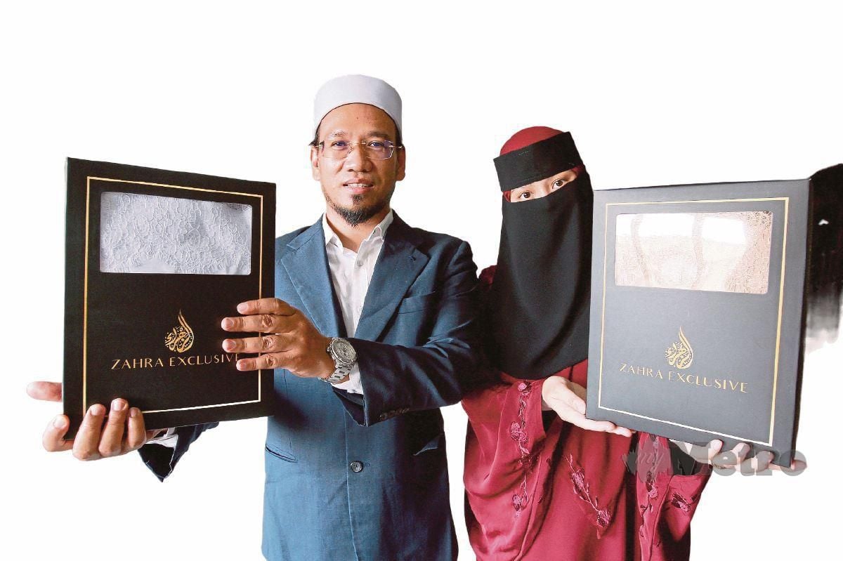 MOHD Dailami  bersama isterinya, Nurul Syuhada menunjukkan produk   Zahra Exclusive. - Gambar NSTP/FAIZ ANUAR