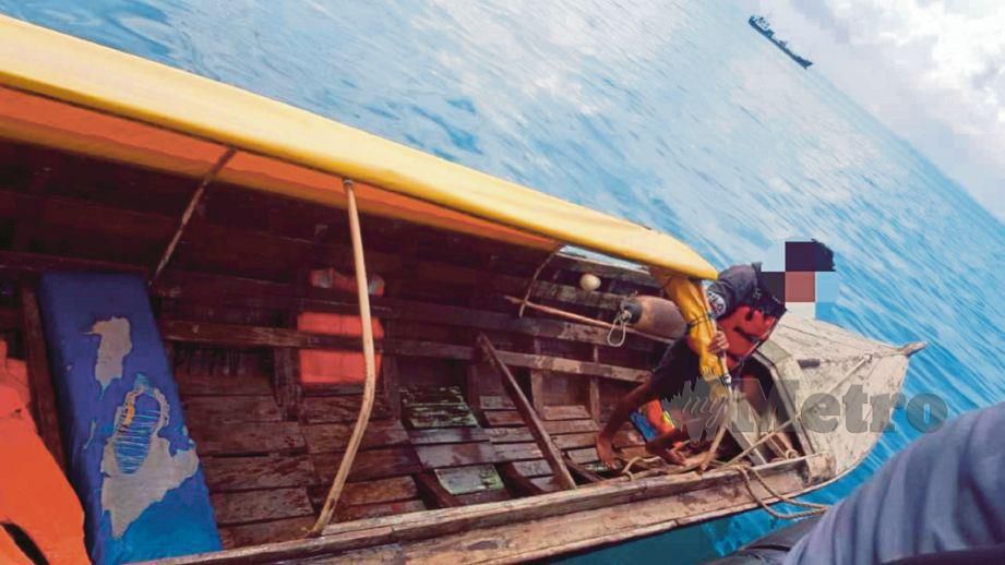 DUA  lelaki warga Indonesia bersama bot kayu tanpa penumpang  yang ditahan. 