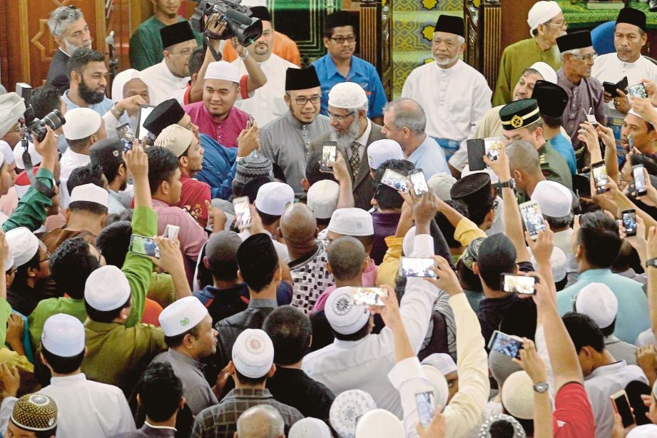 DR Zakir beramah mesra dengan orang ramai selepas menunaikan solat Jumaat di Masjid Negeri Arau.