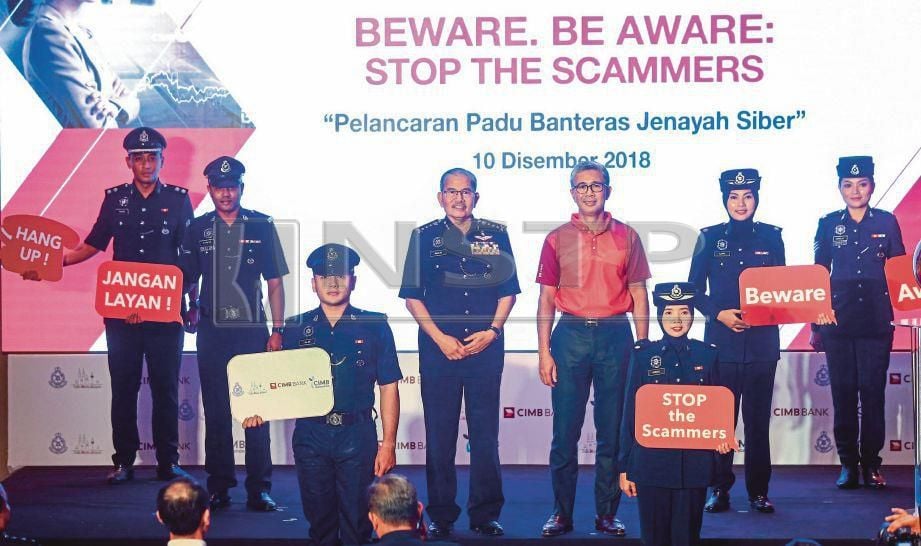 MAZLAN  (empat dari kiri) bersama Tengku Zafrul     (lima dari kiri) pada majlis pelancaran Kempen Pencegahan Jenayah Siber, semalam.