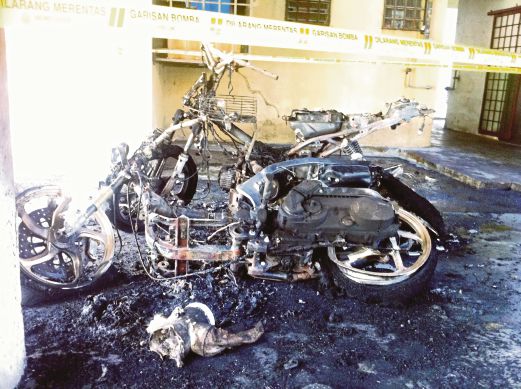 KEADAAN dua motosikal yang terbakar. 