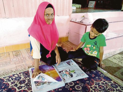 NURUL Dahyatul Fazlinda bersama adiknya Muhammad Irfan Firdaus ketika ditemui di rumah neneknya.