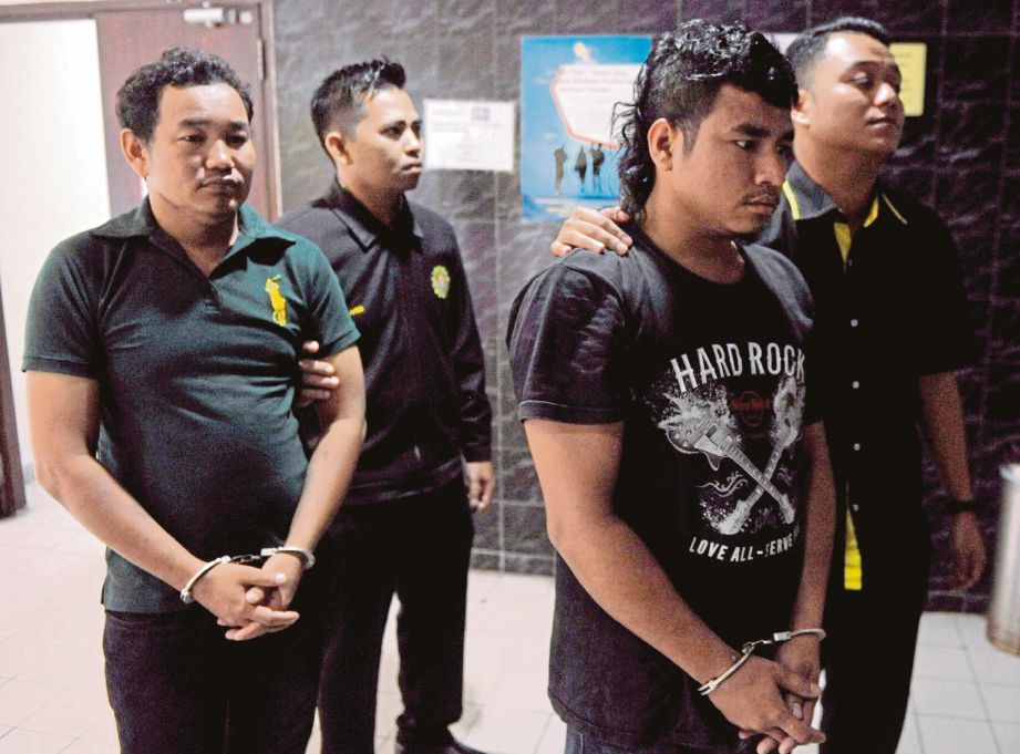 TERTUDUH dihadapkan ke  Mahkamah Sesyen Butterworth, Pulau Pinang atas tuduhan cuba beri rasuah  kepada anggota polis.