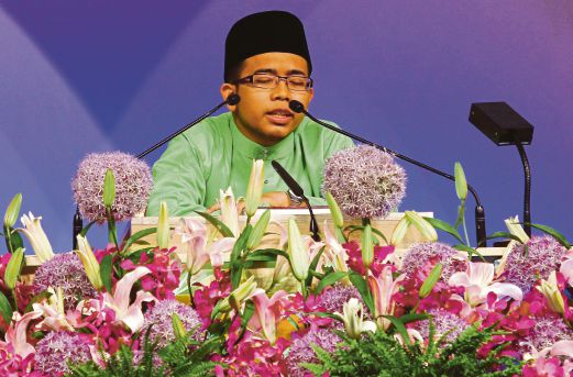 Mohd Syazani menghafaz ayat suci al-Quran pada Majlis Tilawah dan Menghafaz al-Quran Peringkat Antarabangsa ke-57 di PWTC, semalam.