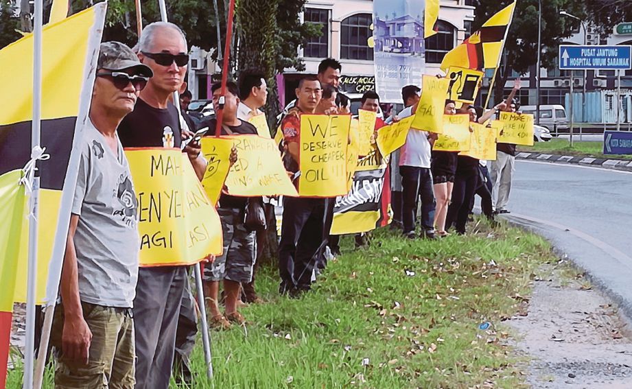 AHLI S4S mengadakan demonstrasi aman menuntut kenaikan gaji dan membantah kenaikan harga minyak di Bulatan Stutong, Kuching.