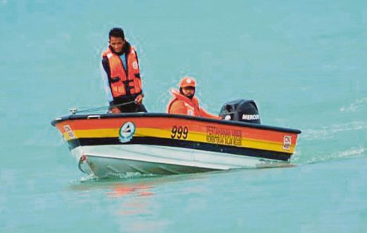 ANGGOTA penyelamat JPAM membuat rondaan di sepanjang pantai Teluk Kemang, Port Dickson.