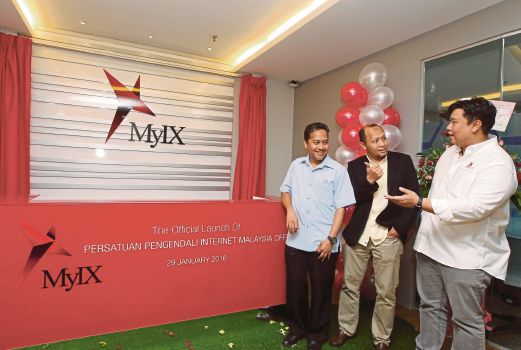 Chiew (kanan) bersama Pengarah Bahagian Pembolehan Digital MDeC, Wan Murdani Wan Mohamad (tengah) dan Pengarah Jabatan Pembangunan Teknologi Suruhanjaya Komunikasi dan Multimedia Malaysia (MCMC), Badaruzzaman Mat Nor (kiri) pada majlis pelancaran pejabat (MyIX), baru-baru ini.