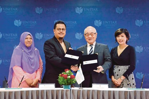 WAN Ahmad Saifuddin (dua dari kiri) bersama Pengasas dan Pengerusi JIKEI, Dr Kunihiko Ukifune pada majlis menandatangani MoA.  