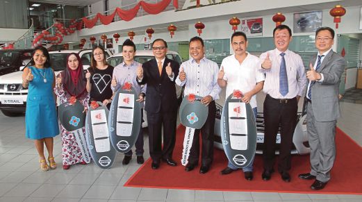 DR Ang (tengah) selepas mengumumkan pemenang kempen Nissan Buy 1 Win 1. 