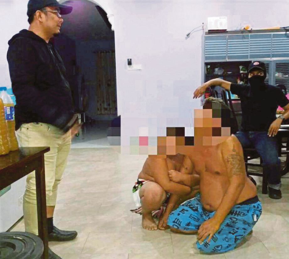 KANAK-kanak lelaki ditahan bersama bapa dalam operasi dijalankan AADK Pasir Mas.