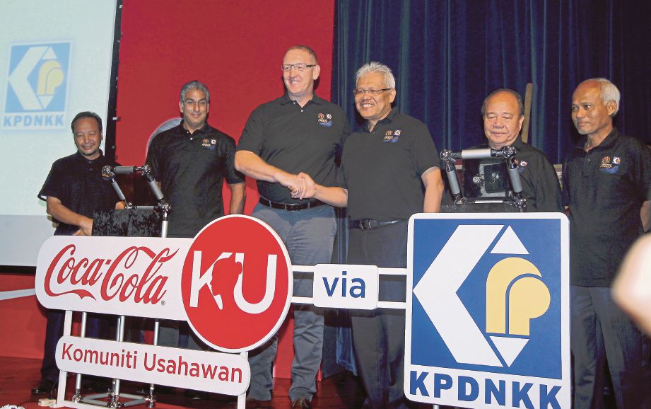 Hamzah  (tiga dari kanan) dan Lusk (tiga dari kiri) ketika merasmikan pelancaran program Coca-Cola KU di Putrajaya, semalam.